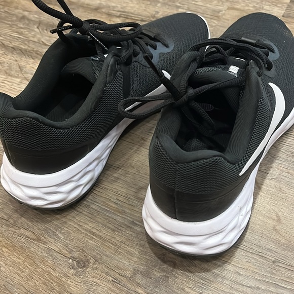 Almost new women’s Nike running shoes - Picture 2 of 4